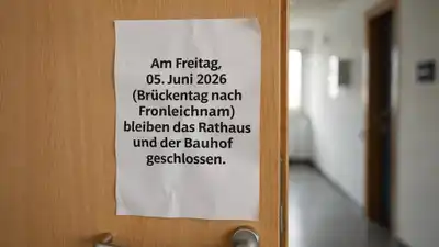 Zettel an Holztür mit Hinweis auf Schließung von Rathaus und Bauhof am Freitag, 05. Juni 2026, Brückentag nach Fronleichnam.